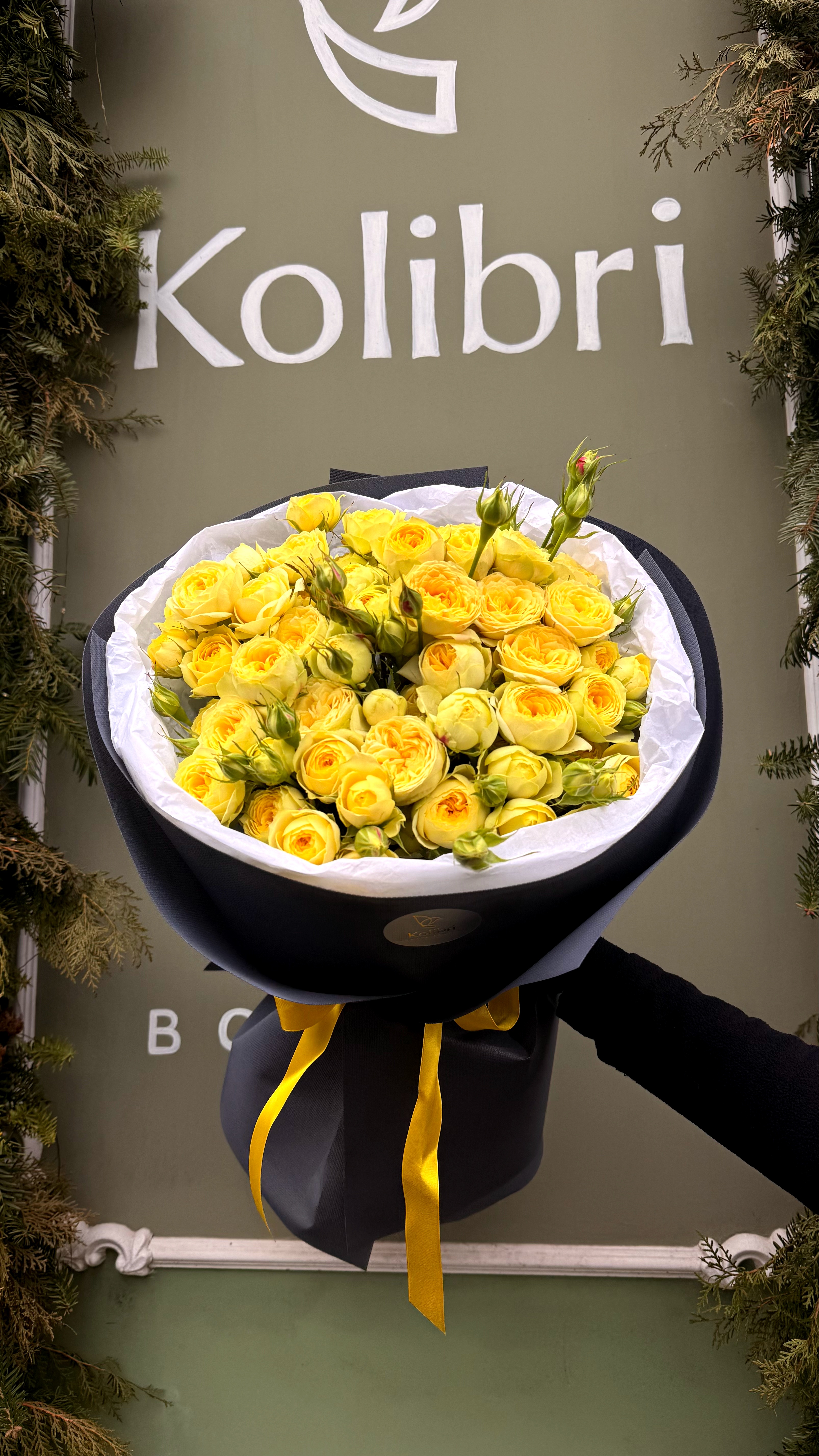 Жовта кущова півоноподібна троянда